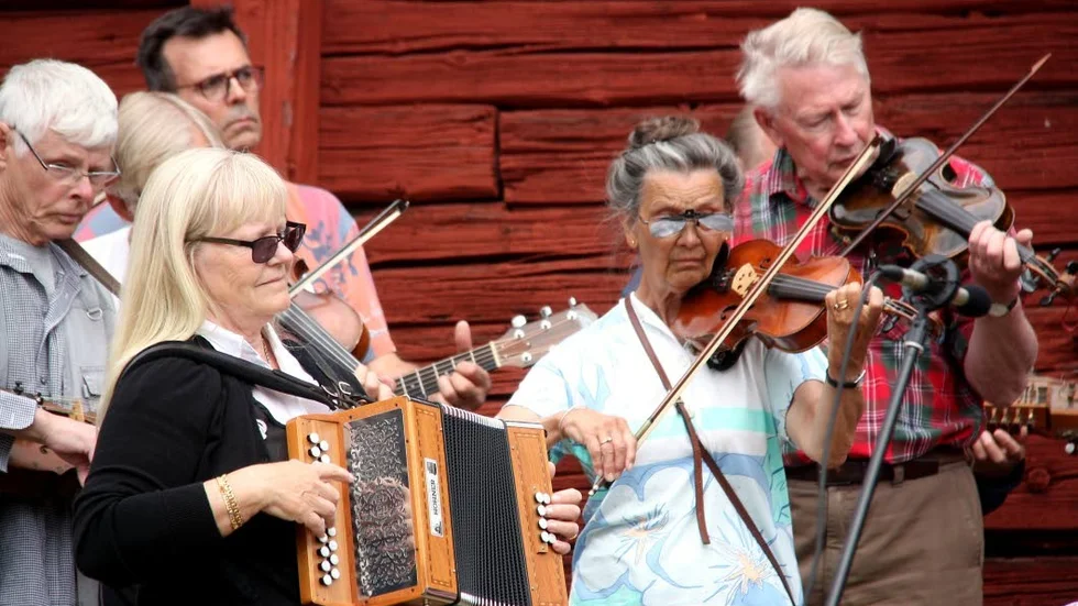 Folkmusiken förenar och gläder på Kaplansgården i Härkeberga.
