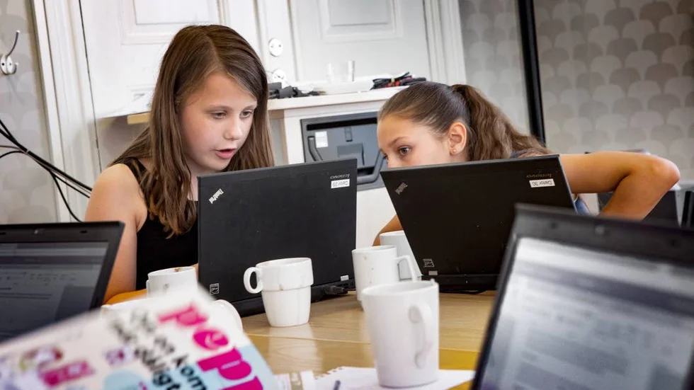 Astrid Rimm och Agnés Chajara Svensson, båda 12 år, tycker det är roligt att få göra tidningen.