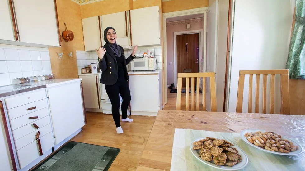 Noura Ibrahim har fått tag på en lägenhet i Örbyhus och har fått flera nära vänner här. Att bo i en liten ort gör det lättare att lära känna människor, tror hon. Men hon saknar ständigt sönerna, som hon inte träffat på nästan tre år.