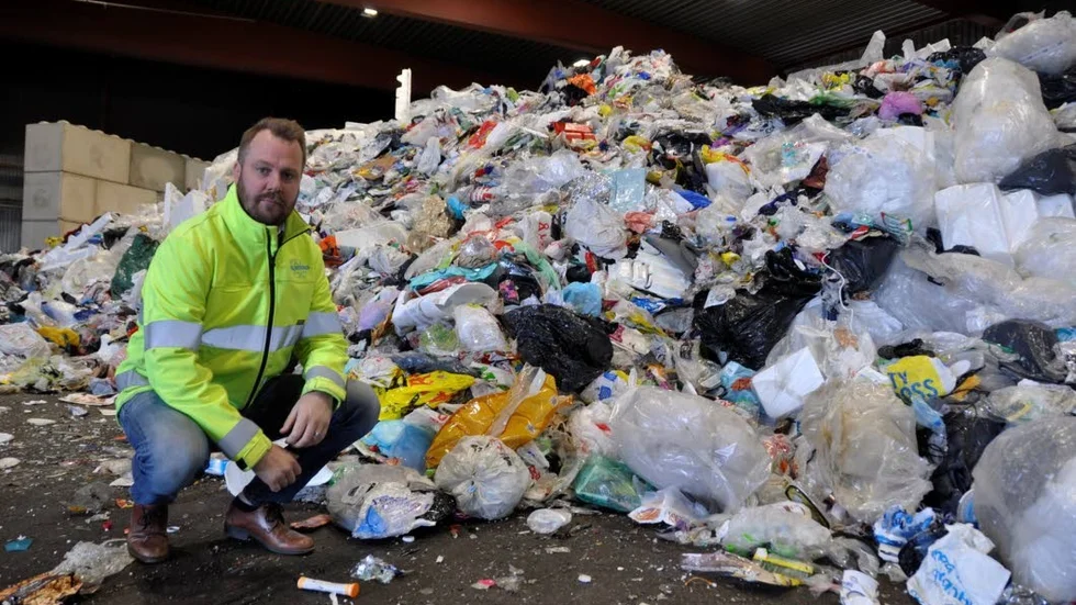 Returpappercentralen i Uppsala ansvarar för den plast som företag och privatpersoner sorterar i hela Uppland. Enligt vd Magnus Alm blir det cirka 2 500 ton om året. Den lösa plasten trycks samman i balar som sedan skickas för återvinning hos producentorganisationen Förpacknings- och tidningsinsamlingen. Andelen plast som Magnus Alm får in ökar stadigt varje år.