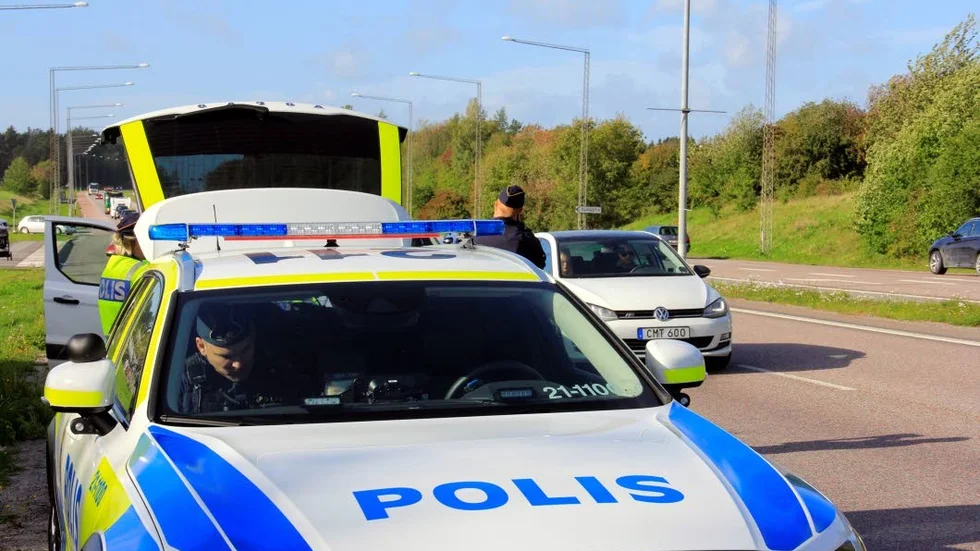 Conny Salestedt sköter pappersexercis i bilen, ur vägen från dagens hårda vindar.