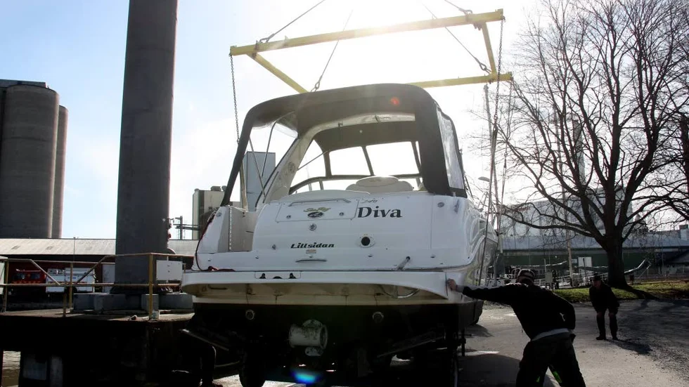 7,5 ton Diva lyfts upp i det blå i klart sjösättningsväder i hamnen.