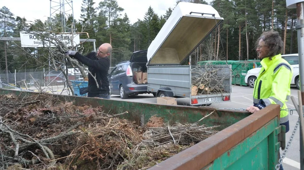 Knivstabon Carl Miemois har koll på vad man ska göra med sitt trädgårdsskräp.