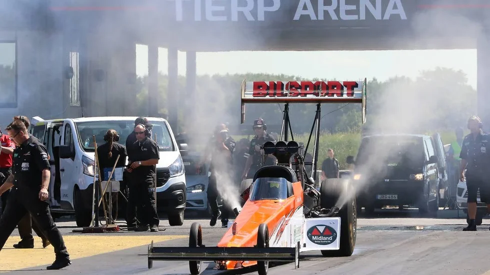 Öronbedövande jubel bjöds de 15 000 åskådarna på under dragracing-EM på Tierp Arena.
