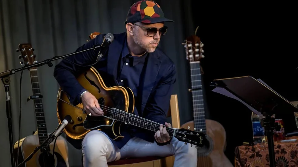 Tomas Andersson Wij gästar Öregrunds kyrka på fredagskvällen.  (Bilden är från tidigare konsert i Parksnäckan år 2016).