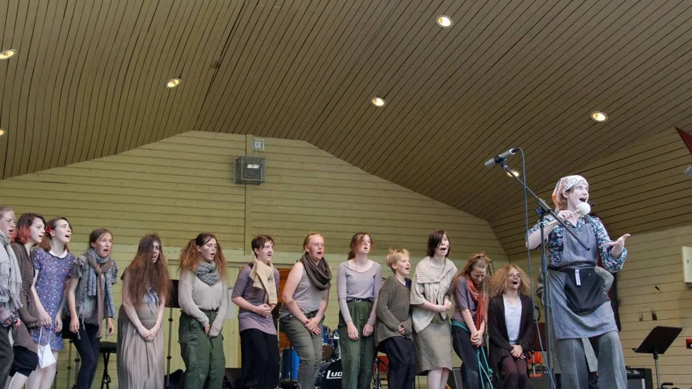 Kulturskolans äldre musikalgrupp bjöd på flera nummer ur musikalen urinetown. Här är  "fröken Skattberg" som tar betalt för att Urinetowns invånare ska få kissa.