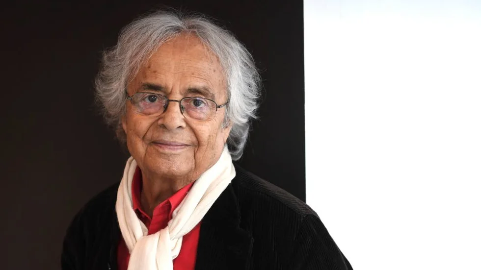 Adonis är en syrisk poet och essäist som ofta nämns som kandidat till Nobelpriset. Sedan mitten av 1980-talet lever han i Exil i Frankrikes huvustad Paris.