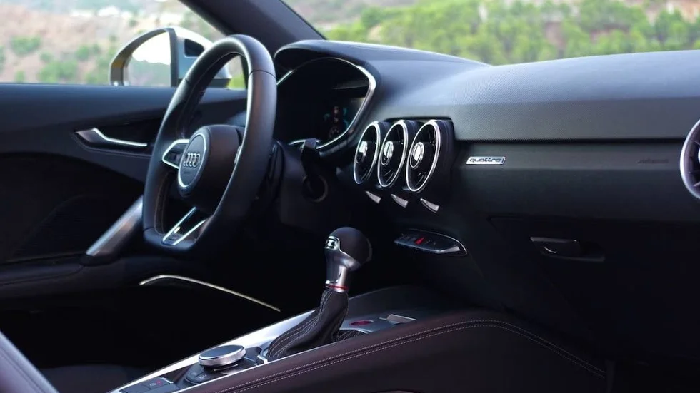 Audi TT (2015). Sportcoupéns instrumentpanel är nedkokt till en smakrik buljongtärning. Ventilationsreglagen är elegant infällda i ventilationsmunstyckenas centrum!