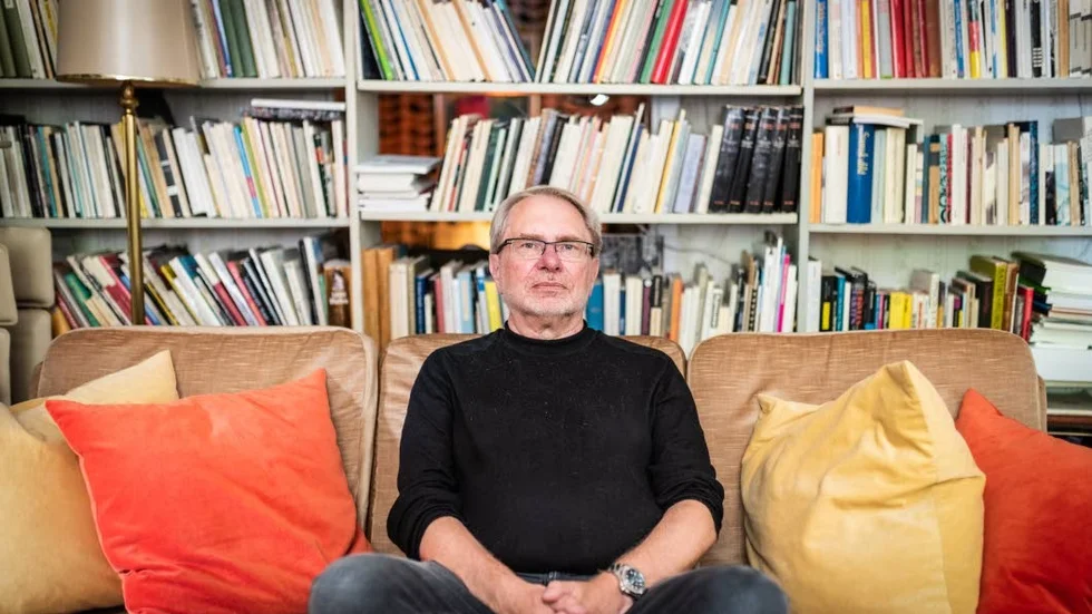 Lars Häger bor i en 1950-talsinredd lägenhet i Luthagen. På fritiden gillar chefen för Studiefrämjandet i Uppsala län att skriva dikter och att se på Sirius fotbollsmatcher i allsvenskan.