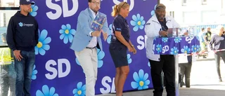 Publik och polis omgav Åkesson
