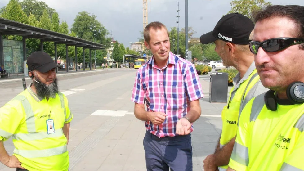 Erik Pelling diskuterar samhällsjobb med stadsvärdarna Mohammad Masoud, Hamad Ali Moussa och Aslan Kaya.