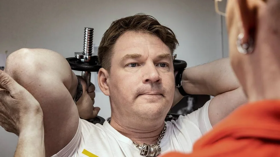 I byggnaden finns en träningslokal där Bent Löfroos är en flitig besökare. Med stöttning av Jan van Baal lyfter han hantlar och skivstång.
