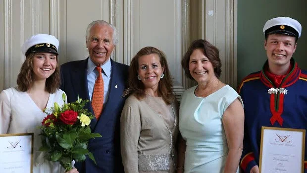 Fanni Sarkadi Kristensson till vänster på bild, och Birger Tannerdal till höger på bild. Fick Anders Wall stipendium här står de bredvid. Anders Wall, EU-parlamentariker Cecilia Wikström, rektor Heléne Lagerquist