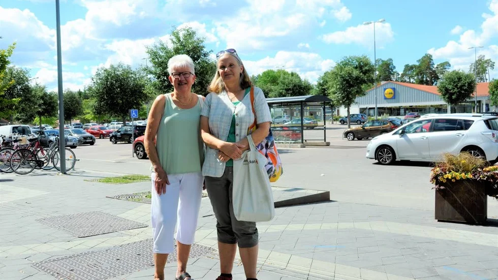 Gottsundaborna Kerstin Rydeberg och Hillevi Öhrt är skeptiska till Uppsala kommuns planer på nya lägenheter i Gottsunda. De tror att det kommer att bli färre grönområden.