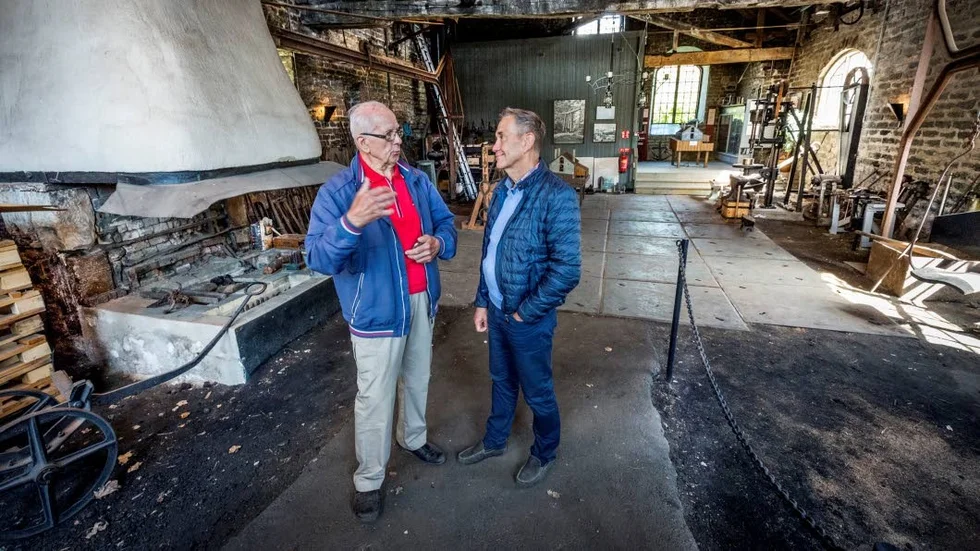 Gunnar Tholander är tidigare riksdagsman och bruksare från Söderfors.  Håkan Liby lyssnar gärna till hans många berättelser för att spara historierna från bruken.