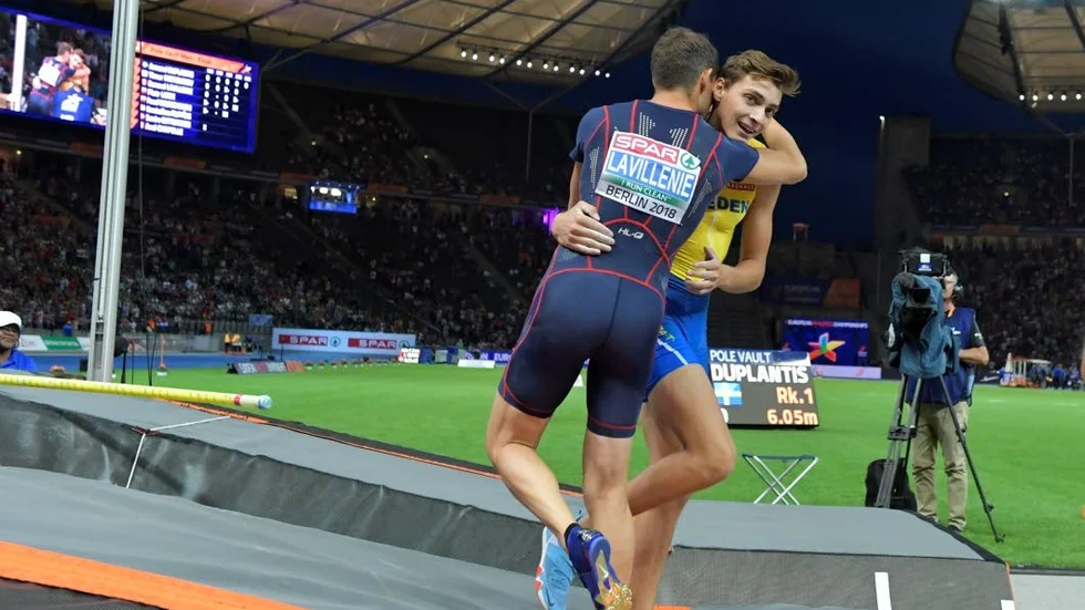 Armand Duplantis kramas om av sin stora idol Renaud Lavillenie efter EM-guldet i Berlin.