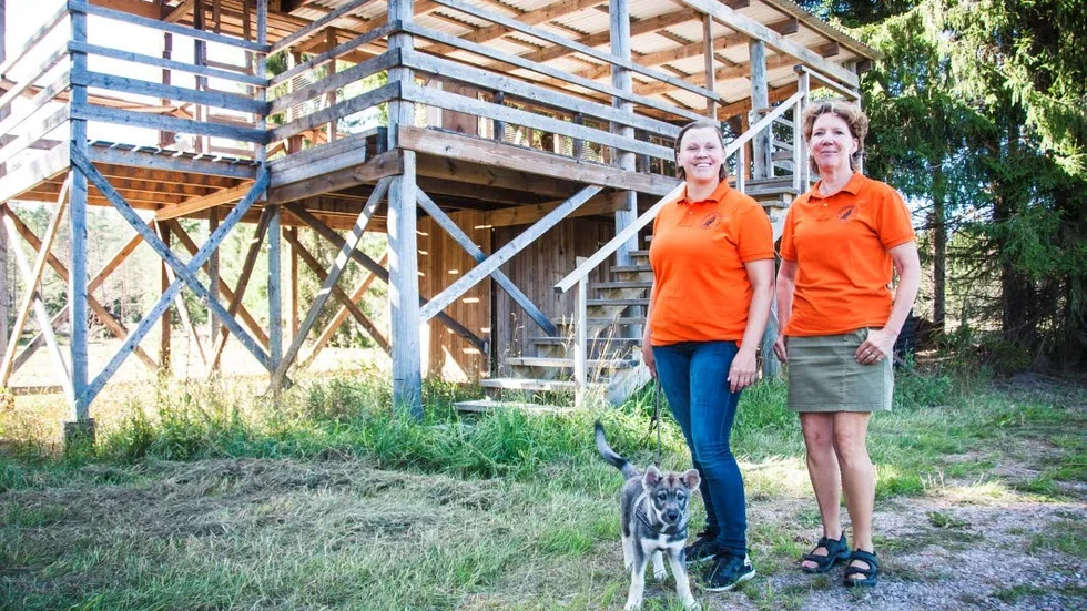 Julia Marklund och Inger Nordholm, styrelsemedlemmar i Jägarförbundet i Östhammar, hoppas att många besöker föreningens jaktmässa på lördag. För jämthunden Echo kommer det också att finnas aktiviteter.