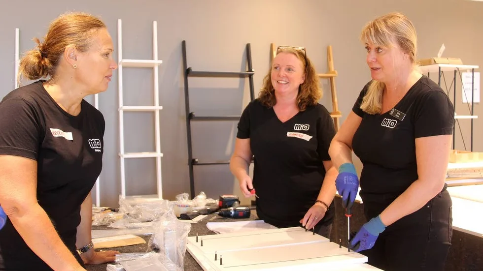 Butikschefen Helen Söderling tillsammans med Bålstaborna Ulrika Wallin och Marika Bergström som byter Barkarby-butiken mot Enköping.