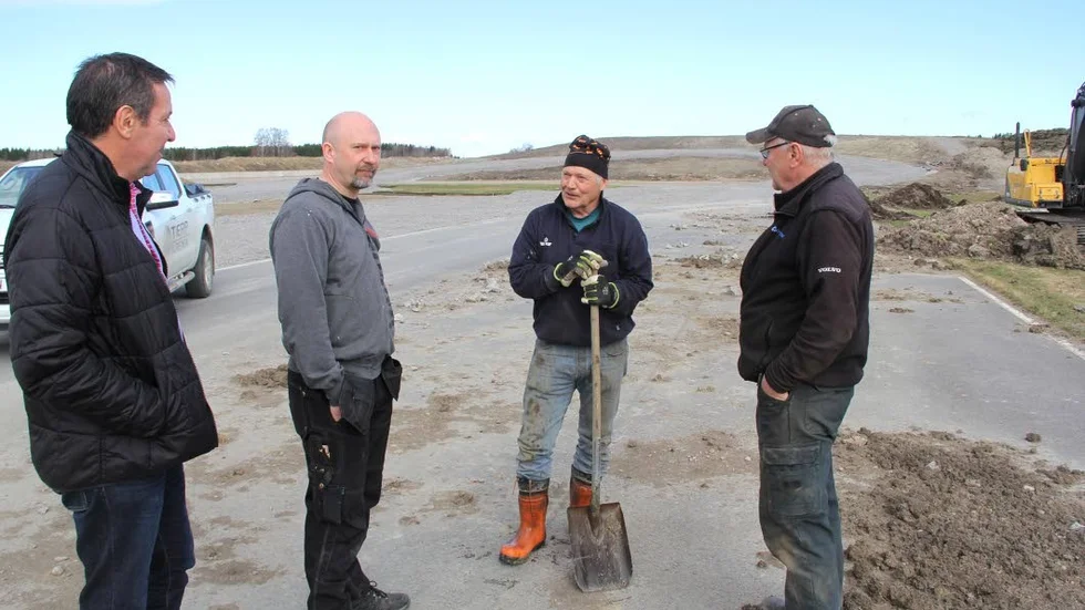 Arbetena pågår för fullt på Tierp Arena så att allt ska hinna bli klart till EM i dragracing i juni. På bilden ser vi från vänster; Urban Axelsson (platschef), Per Eriksson (anläggningsansvarig), Roland Åkesson (entreprenör) och Bo Åkesson (entreprenör).