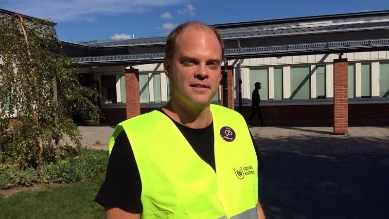 Valförrättare Christian Killiner hälsar välkommen till vallokalen i Lilla Valsätraskolan