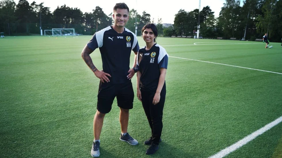 Aisha Faiqi tillsammans med huvudtränaren i P06-laget Mattias Hellman.