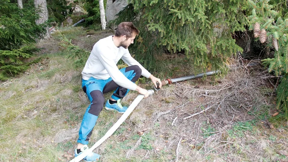 Vattenslangar, -rör och 20 tappställen gör snöläggning av Skattmansöbacken möjlig.