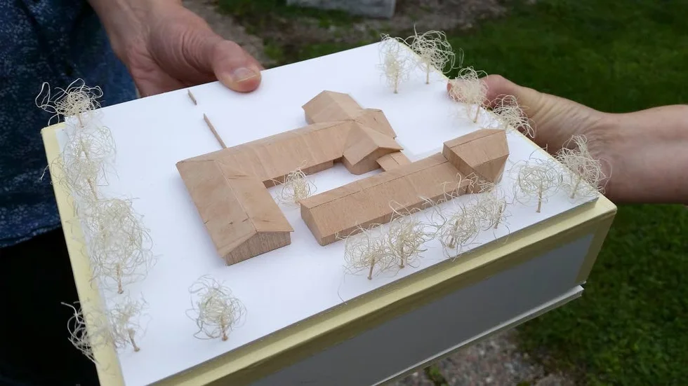 Modellen av Kyrkstugan. Tillbyggnaden är i nedre kanten med den åttkantiga samlingssalen längst till höger.