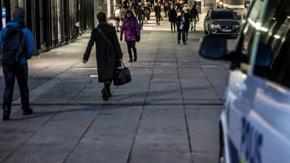 Under natten till söndagen blev en man rånad av för honom två okända män vid Resecentrum.