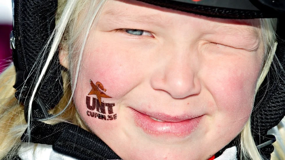 UNT-cupen i slalom vid Sunnerstabacken
Stina Hellgren 9 år från Roslagens alpina har taggats sig på kinden med UNT-märke