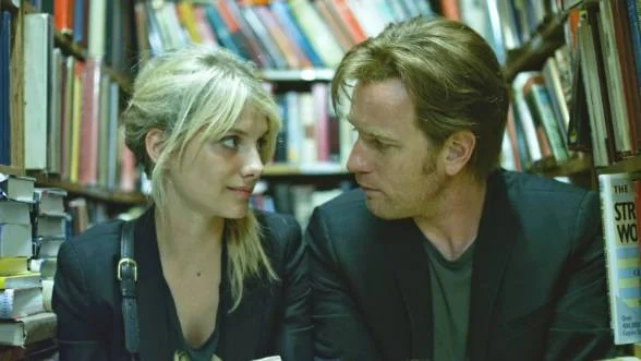 Oliver (Ewan McGregor) sörjer sin pappa när han möter skådespelerskan Anna (Mélanie Laurent), också hon tilltufsad av livet.