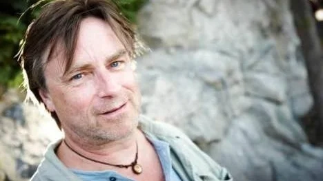 Anders Grönros är inte säker på vad han ska göra efter Jag saknar dig. Kanske tar han upp ett refuserat manus igen som han skrivit för Thommy Berggren - en komedi.