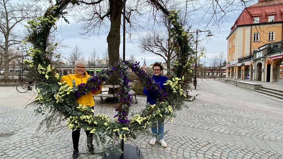 Floristerna Anna Carlsson och Fia Örberg hjälptes åt att smycka det stora fredsmärket i Ukrainas färger.