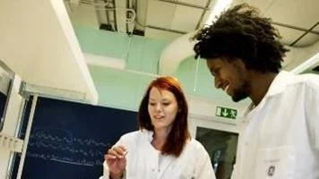 Förberedelser för VM i biologi. Johanna Spaak och Mohamed Beyan klonar in gener i plasmider.