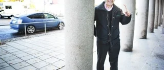 I sommarstugan kopplar han av