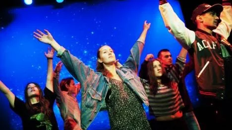 Ungdomspjäsen Hållplats 018 på Regina Teatern. Cecilia Simander i mitten.