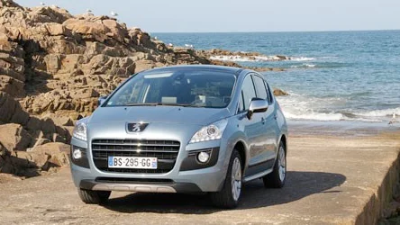 Peugeot 3008 Hybrid4 skiljer sig mot vanliga 3008 bland annat genom aluminiumribborna i grillen, LED-ljus och den nya lejonloggan.