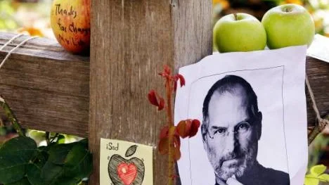 Små hyllningar uppsatta utanför Steve Jobs hus i Palo Alto, Kalifornien, kort efter hans död.