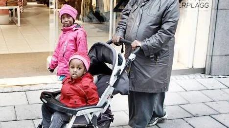 enkät om vad man ska göra på höstlovet : i barnvagnen Aaaliya Abdullahi, bakom henne Yasmin Abdullahi, t h mamma Hannan Hassan
