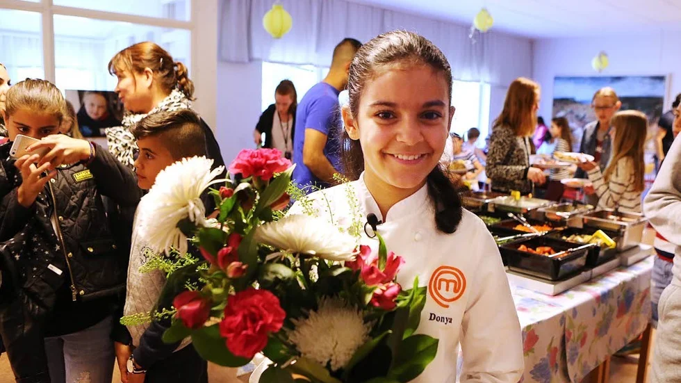 Donya Absi kunde äntligen börja fira på allvar efter att finalen i Sveriges yngsta mästerkock sänts på onsdagkvällen. På torsdagen gratulerades hon i Stordammens skolmatsal.