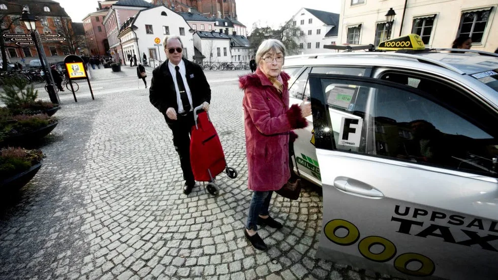 Birgit Sawyer tar taxi till badet för en simtur. Chauffören Thomas Ödkvist hjälper till med kärran.