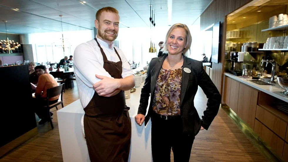 Flextid. Jens Ericsson, kökschef och Charlotte Säfström, vd för Hotel        von Kraemer berättar att de har infört tre sittningar på lunchen.