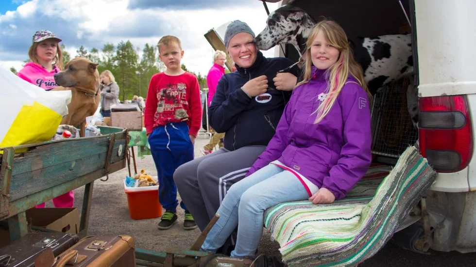 Loppisförsäljare. Sofia och Ella Sandberg säljer leksaker och förvaringsburkar. Med sig har de hundarna Rita och Rosa som glatt hälsar på förbipasserande.