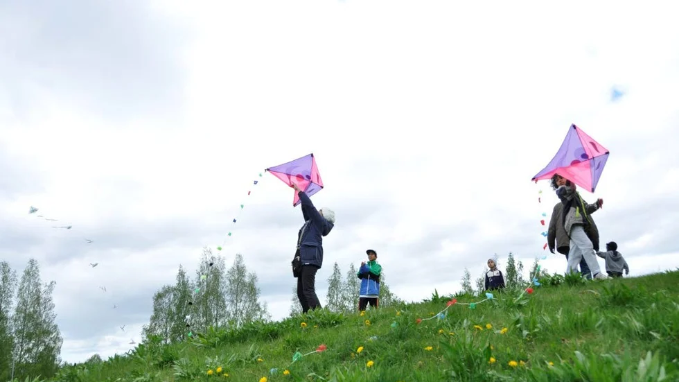Claudia Andrade (vänster) tog med sig barnen på Drakflygardagen. På bild i mitten syns Yusif, Yaqoob och Yara (till höger). Dottern Yasmin var också med.