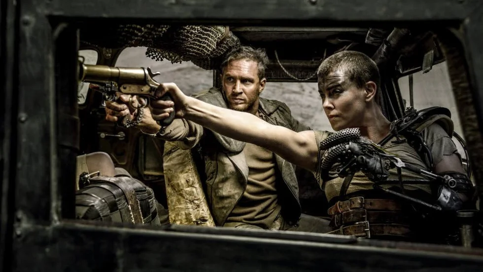 Radarpar. Tom Hardy och Charlize Theron leker Skrotnissar i öknen.