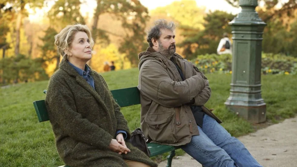 Oväntad. Gustave Kervern spelar Antoine som otippat blir vän med Mathilde (Catherine Deneuve).