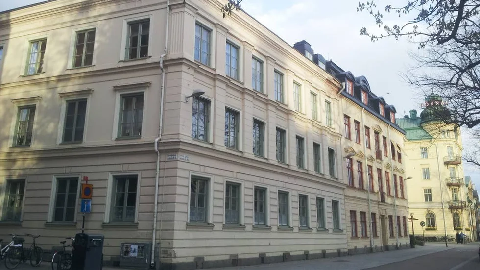 Östra Ågatan 41 (till vänster på bilden).