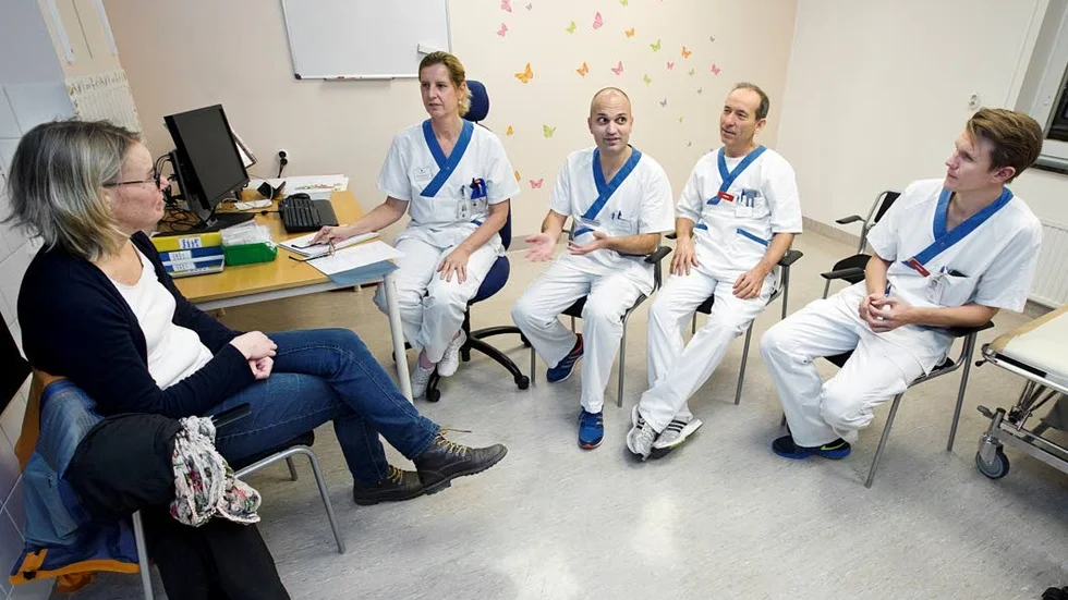 Möte. Patienten Anna Skarin träffar teamet för vård av ansiktsförlamningar vid Akademiska sjukhuset. Från vänster: Camilla Ekwall, Andrés Rodriguez Lorenzo, Lars Jonsson och David Jensson.