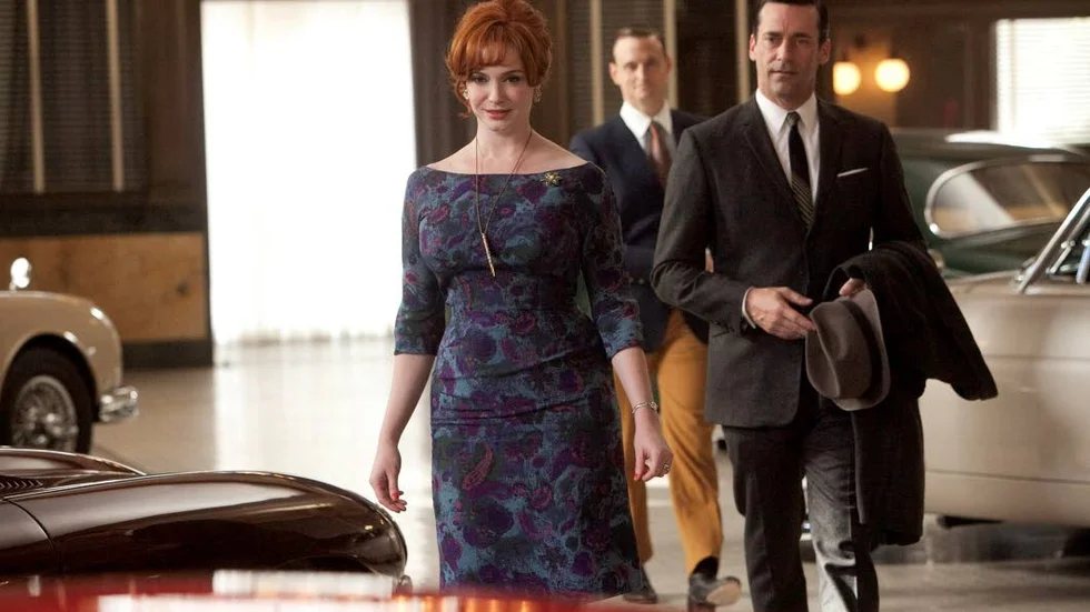 Förtryck. Christina Hendricks, gestaltande Joan Harris och Jon Hamm som spelar Don Draper i "Mad men" när de ska säkra ett kontrakt med en billeverantör.
