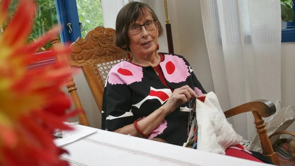 Handarbete. Stickning, virkning, brodering och sömnad har Birgitta Dahl ägnat sig åt hela livet. "Handarbete har varit avkoppling för mig, och något jag ägnat mig åt i åtskilliga vänthallar och hotellrum världen över" säger hon.