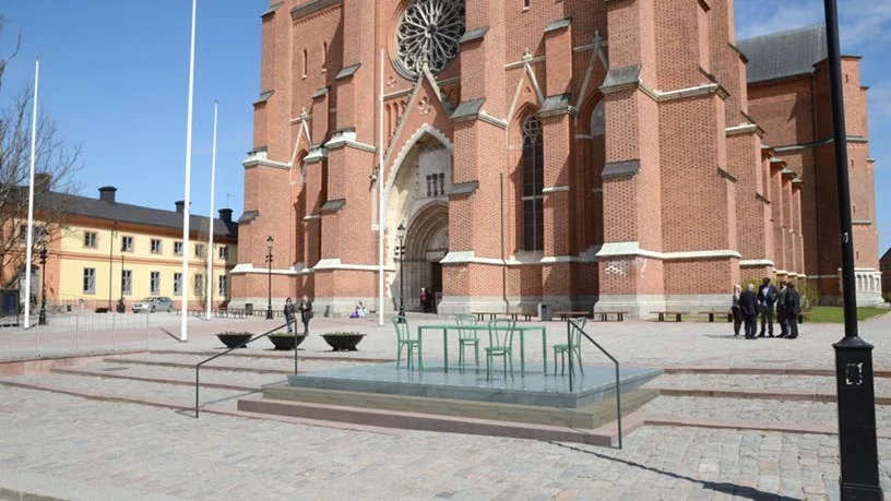 Dyrt. Pengar för det planerade konstverket vid Domkyrkan, eller själva konstverket, borde kunna användas bättre, skriver Frank Watson.  (Bilden är ett montage)